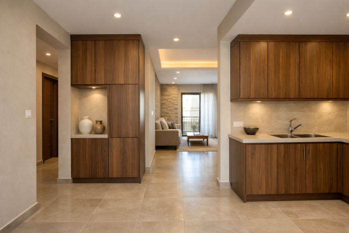 تصميم داخلي عملي يظهر تشطيبات منزلية متينة وأنيقة مع إضاءة طبيعية ومواد سهلة الصيانة